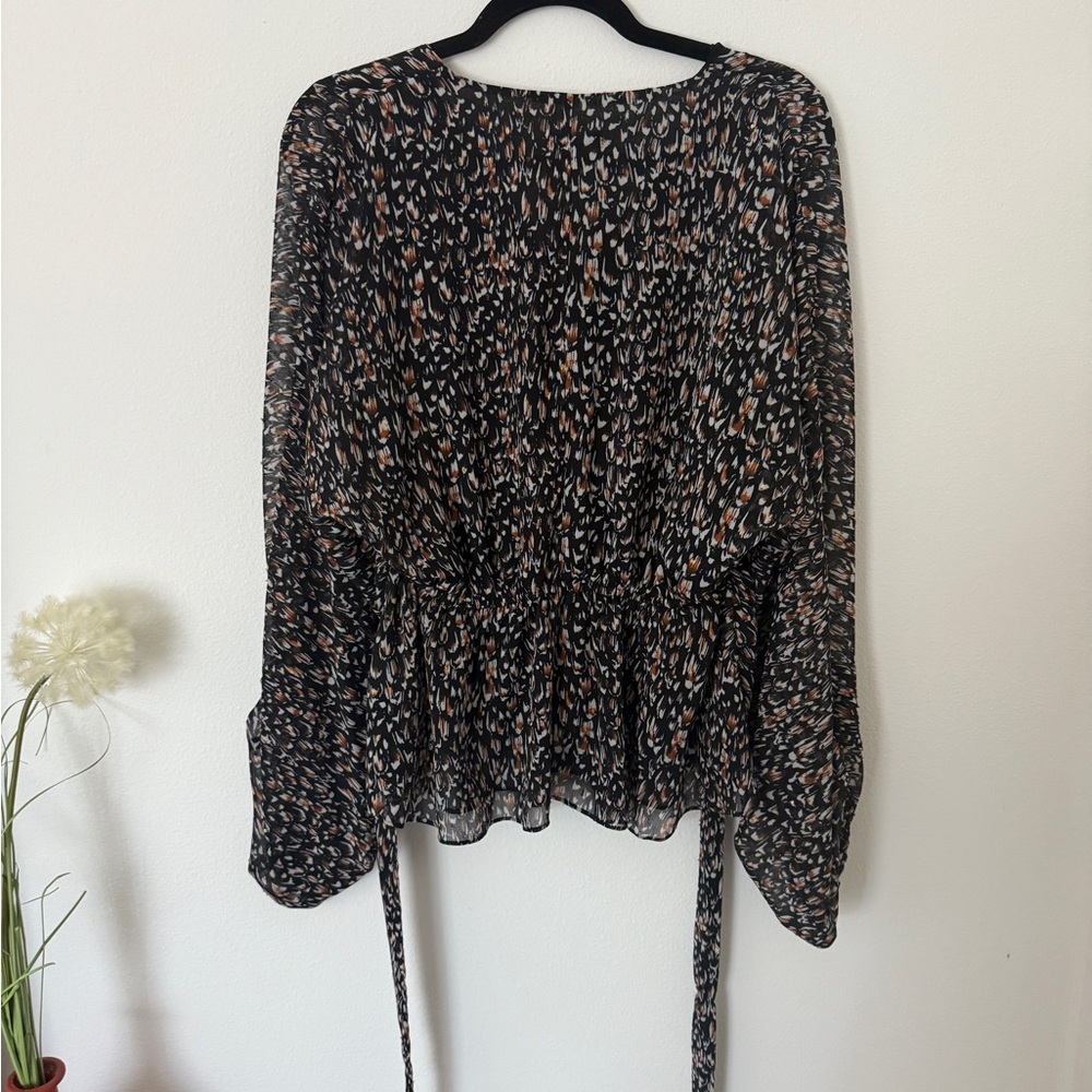 Express Black and Tan Patterned Blouse - Picture 4 of 4